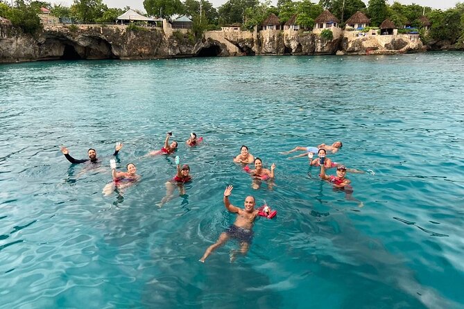 3.5hr Private Catamaran Cruise with Snorkeling, DJ, Bar, Food - The cruise vibe: Hip-Strip views, mimosas, cold towels, DJ music