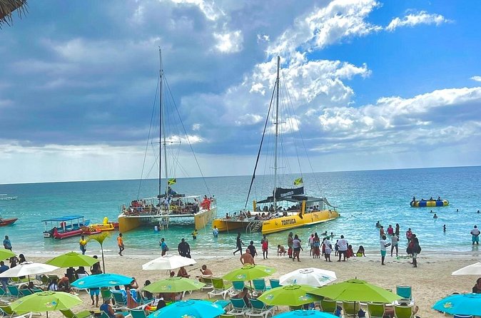 7 Mile Beach Party Catamaran Cruise with Snorkeling & Ricks Cafe - Two hours on 7 Mile Beach, then straight into the day