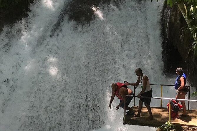 Bamboo Rafting with lime stone - The 2-hour rafting flow: what to expect from start to finish