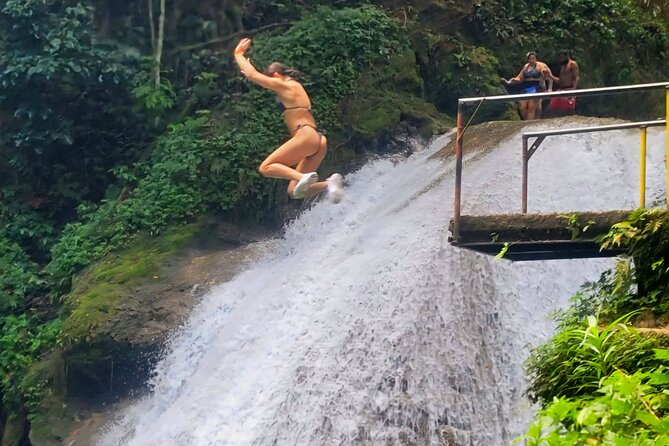 Blue Hole and Dunn's River Falls Ocho rios - Pickup, Timing, and Group Size: What to Expect on the Road
