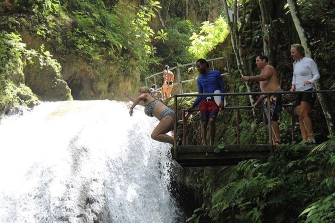 Blue Hole waterfalls from Runaway bay - The guide factor: why Orville’s style matters
