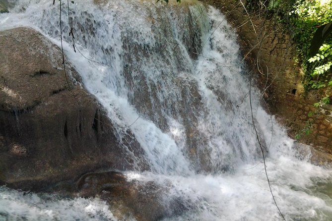Dunn's River Falls excursion from Montego Bay - From Montego Bay to Dunn’s River in an air-conditioned ride