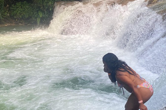 Dunns River Falls and Shopping Tour in Ocho Rios - Dunn’s River Falls: Cool Water, Climbing Rocks, and Staying Aware