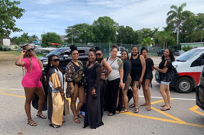 EXCLUSIVE AIRPORT / CRUISE PORT TRANSFER 1-4 Pax - Shopping and casino vibes without the guesswork