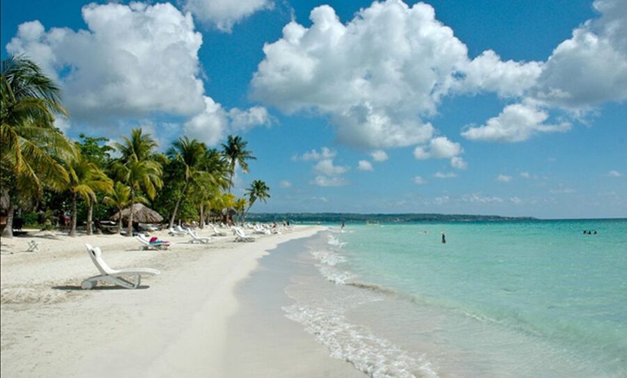 From Falmouth/Ocho Rios: Negril Beach and Catamaran Cruise - Ricks Cafe cliff atmosphere and the sunset stop