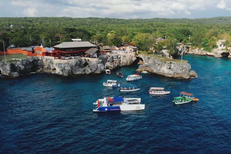 From Montego Bay: Negril Beach and Rick's Café Day Trip - Ricks Café on the 35-foot cliff: sunset views and cliff jumpers