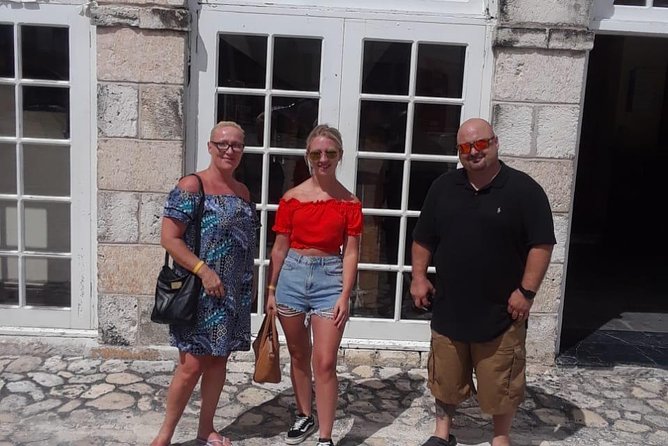 Jamaica Super Saver: Montego Bay & Rose Hall plus Mystic Lagoon Night Cruise - Group size and how crowded it can feel