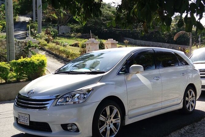 Kingston Airport Transfers to Runaway Bay - Driver Service: Punctual, Courteous, and Actually Friendly