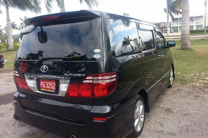 Kingston Airport Transfers to Runaway Bay - Vehicle Options That Fit Your Group (Minivan, Sedan, Bus)