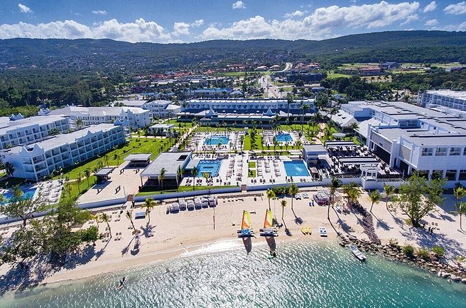 Montego Bay Airport Transfer to Montego Bay and Falmouth Hotels - When the Extras Like ATM Stops and Birthday Signs Matter