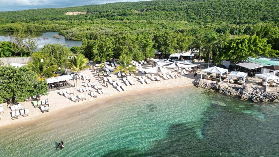 Montego Bay: Jungle River Tubing and Bamboo Beach Club Trip - Lunch and drinks: what you actually eat at the beach