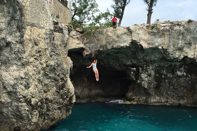 Negril Beach Break and Ricks Cafe - Montego Bay Cruise Port - Rick’s Cafe: 100-foot platform views and the ocean show