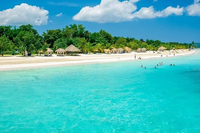 Negril Seven Mile beach and Rick’s Cafe from Montego Bay - Rick’s Cafe at sunset: the 150 ft cliff and the crowd energy