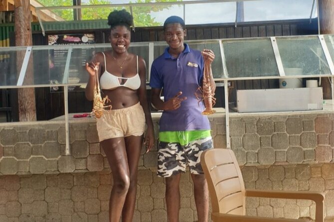 Negrils Seven Miles Beach, Rick's cafe and Parasailing Tour. - Ricks Cafe cliff-jumping: a show you can enjoy from the crowd