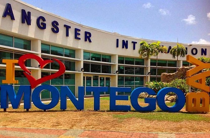 Private Airport transfer hotels in montegobay - The Ride Comfort You Actually Feel: AC, Wi-Fi, and Clean Vehicles
