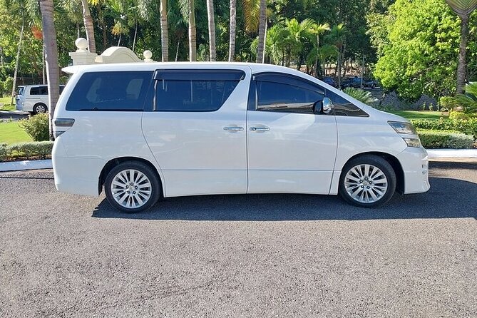 Private Airport Transfer to Bahia Principe Grand Jamaica - Meet your driver fast: finding the representative outside the airport
