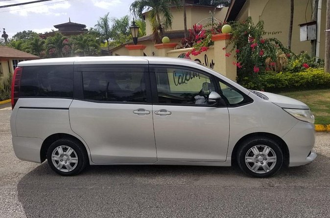 Private Airport Transfer to Jewel Grande Montego Bay Resort - Local personality: friendly drivers and useful in-the-moment tips