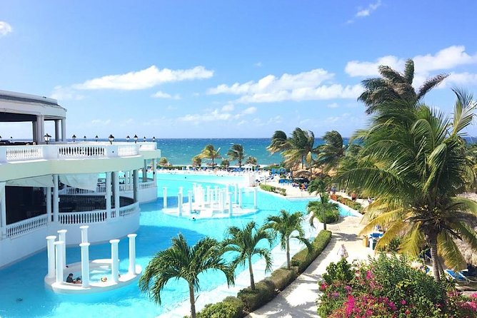 Private Airport Transfer to Lady Hamilton and Grand Palladium - Private comfort with the little extras you can actually use