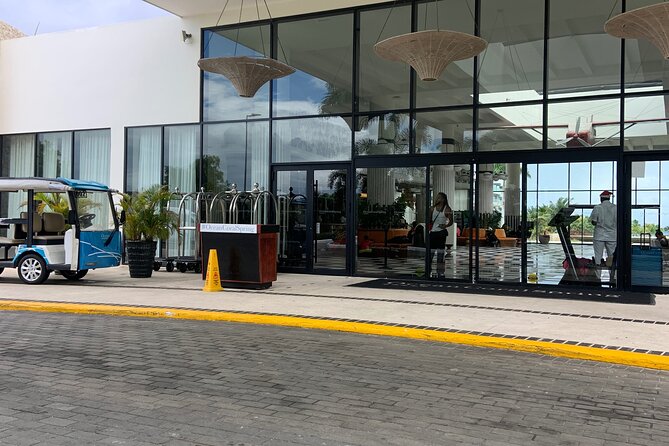 Private Airport Transfer to or from Ocean Coral Spring Resort - The 45-minute drive to Falmouth: comfort, conversation, and a few views
