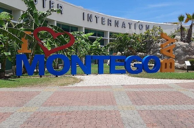 Private Airport Transfers to Negril Hotels - Finding your driver at the airport without stress