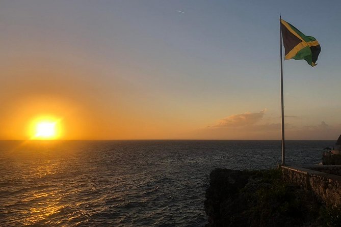 [PRIVATE] Negril Sightseeing Tour with RickS Cafe Cliff Diving - Stop 1: Seven Mile Beach for Real Time in the Sand