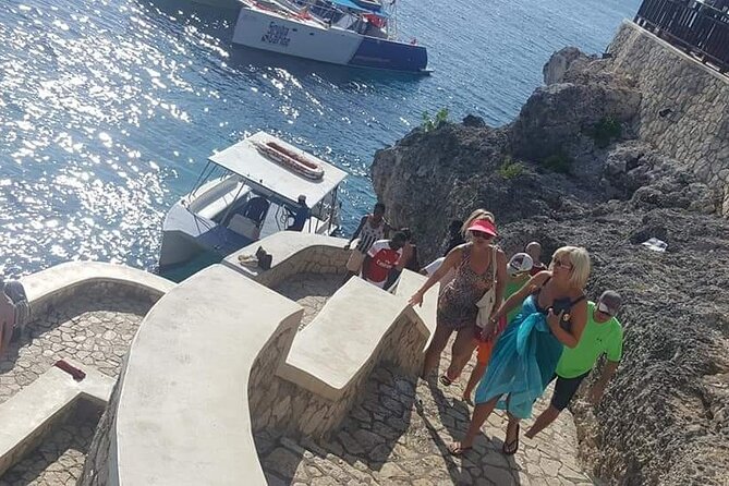 Private Tour From Ocho Rios or Runaway Bay To Negril 7 Miles Beach & Ricks Cafe - Rick’s Cafe: cliff-jump watching and planning your meal on your own