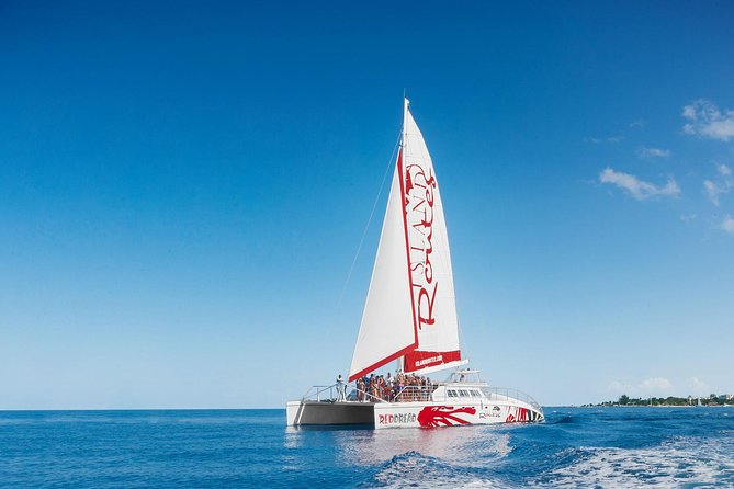 Reggae Catamaran and Snorkeling Open Bar Cruise Montego Bay - Open bar and DJ reggae: where the cruise becomes a party