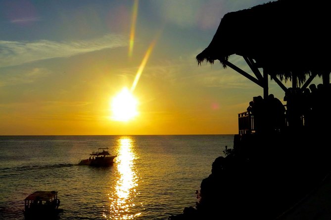 Rick's Café and Seven Mile Beach Private Tour - Headed to Rick’s Cafe: Dinner, Drinks, Reggae, and the Cliff-Jumping Moment