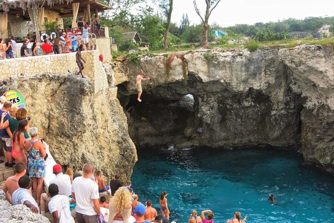 Seven Mile Beach and Rick’s Cafe Private Tour - Rick’s Cafe: divers, reggae, and the sunset schedule