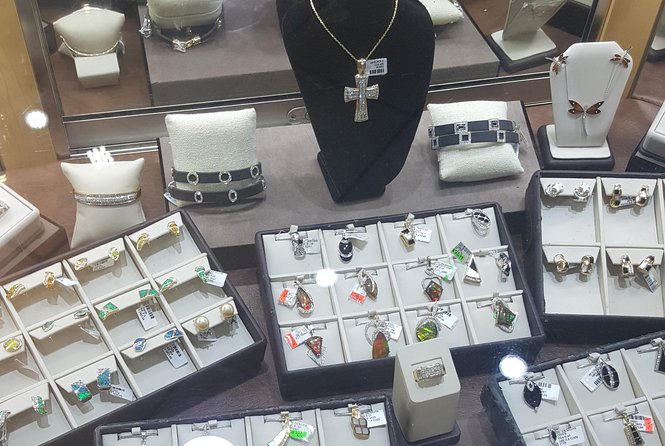 Shopping From Ocho Rios Hotels - Stop one: Soniso Plaza, Taj Mahal shopping center, and a local craft market
