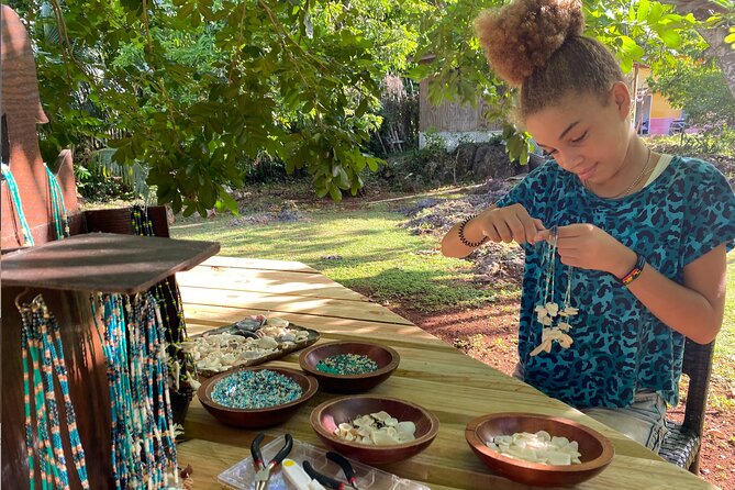 Souvenirs workshop A Mi Mek It! in Montego Bay Jamaica (FR & EN) - Why this is more fun than buying a souvenir