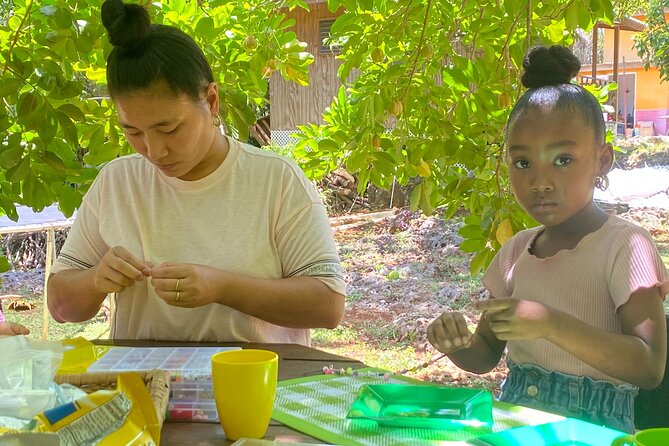 Souvenirs workshop A Mi Mek It! in Montego Bay Jamaica (FR & EN) - The garden walk, fruit trees, and tastings that make the day feel local