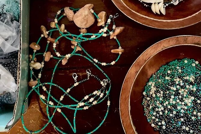 Souvenirs workshop A Mi Mek It! in Montego Bay Jamaica (FR & EN) - How the instruction works, and how you can get a souvenir you love